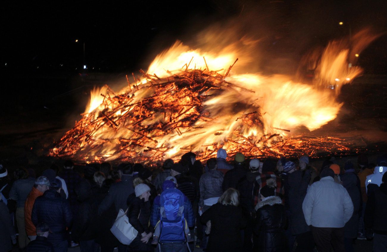 Christmas tree burning 3 Itemlive Itemlive