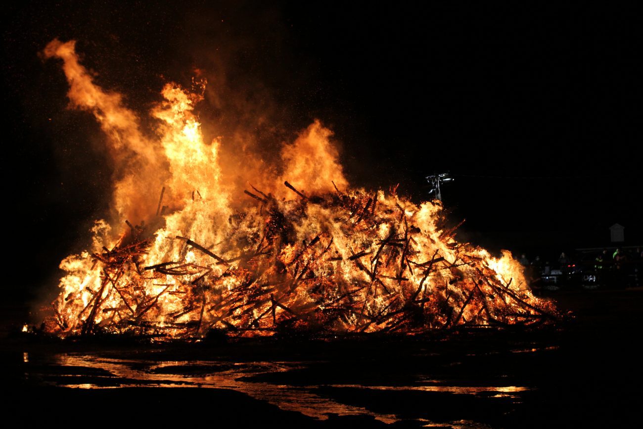 Christmas tree burning 6 Itemlive Itemlive