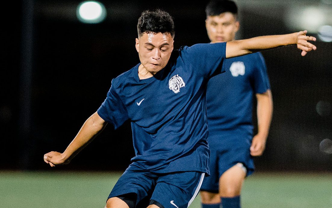 Laporan Singkat Olahraga Sekolah: Tim Sepak Bola Lane Tech mengalahkan Mystic Valley